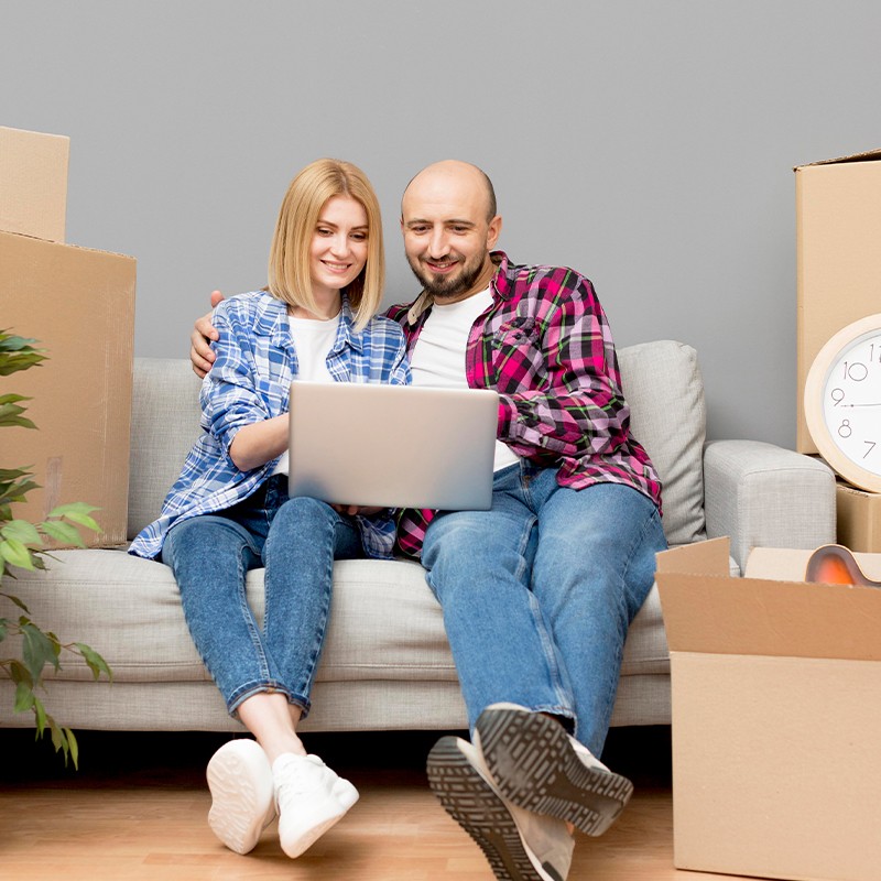 Couple préparant son déménagement à la maison